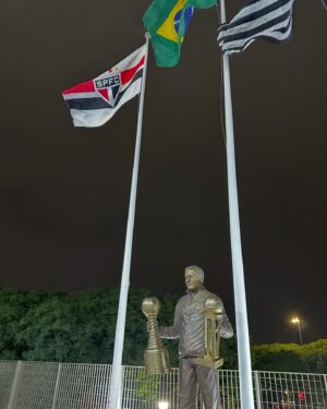 Leonardo Bittencourt Instagram - Renovação anual dos votos de amor com esse time, mais uma vez a convite da @passaportefc, mantive o costume de quem é tricolor, que sabe que em casa a gente decide. 

4 jogos e 4 vitórias! 
Squadra bagnata, squadra fortunata!