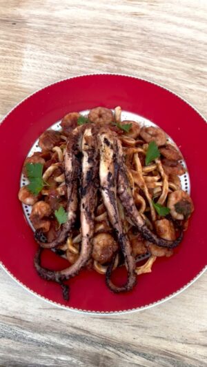 Leonardo Bittencourt Instagram - Macarrão, camarão, ~caramu~ e POLVO! 🐙 

Fui convidado pra almoçar na casa do amigo chef @rafaavitti e a gente desenrolou essa receita (sem ter receita). 

Amassei demais e pode deixar que o próximo é comigo!