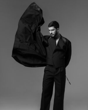 Leonardo Bittencourt Instagram - Entrevista para a @lofficielbrasil falando sobre carreira, Rensga hits, viagens e meus 30 anos. 

Foto: @danilofriedlfotografia 
Style: @emporioarmani