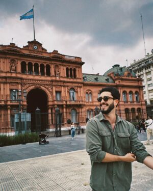 Leonardo Bittencourt Instagram - Domingo de turista na feira de San Telmo   Casa Rosada 🇦🇷

Foto no feed sorrindo pra que seja uma semana de boas notícias 🙌🏼