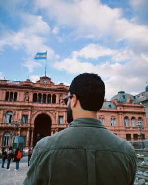Leonardo Bittencourt Instagram - Domingo de turista na feira de San Telmo   Casa Rosada 🇦🇷

Foto no feed sorrindo pra que seja uma semana de boas notícias 🙌🏼