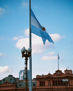 Leonardo Bittencourt Instagram - Domingo de turista na feira de San Telmo   Casa Rosada 🇦🇷

Foto no feed sorrindo pra que seja uma semana de boas notícias 🙌🏼