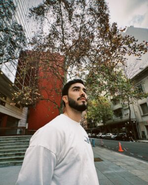 Leonardo Bittencourt Instagram - Viajar me faz sentir numa máquina do tempo. Resgatando essências lá de trás, com o brilho no olhar das primeiras vezes. Transporta pra um futuro em que essa vontade de desbravar não se acabe, siga sonhando e alcançando novos horizontes, novos limites. E do nada me conecta com o presente por sempre estar com a questão de quem eu sou nesse mundo de realidades tão diferentes. 
Honestamente não sei onde o destino me levará, mas sigo construindo memórias pra um futuro inteiro.