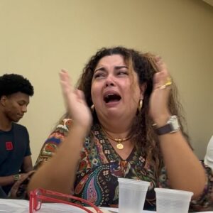 Leonardo Bittencourt Instagram - Ainda caindo a ficha sobre esse fim de ciclo. A minha história em Rensga se confunde com a minha vida pq em agosto do ano passado, debaixo de uma cachoeira, tudo que pedi era um trabalho que me desafiasse artisticamente e me proporcionasse o prazer de estar em cena. 

Uma semana depois, veio o convite para o teste, uma semana depois disso veio a aprovação. De lá pra cá tive aulas de canto, aulas de violão e teclado, conheci Goiânia e cenários maravilhosos e trabalhei com um elenco que desde o primeiro momento me encheu de afeto e receptividade. Em Rensga era impossível voltar pra casa sem auto estima kkkkk 

Me entreguei de corpo e alma e ontem terminamos essas duas temporadas que tenho certeza que ficarão lindas. Minha gratidão a toda equipe, elenco, direção @caroldurao @natwarth @bella_gabaglia e todos que estiveram juntos com a gente nesse trabalho. Nosso coração tá todo aí e tomara que vocês gostem. 🦅❤️‍🔥