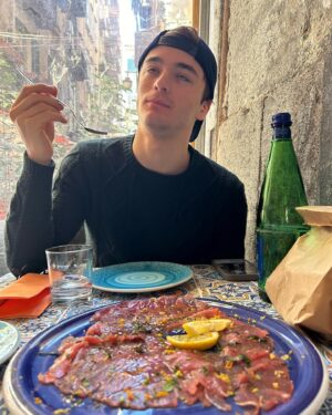 Leonardo Cecchi Instagram - Napoli & Bologna ✨🍝
.
.
.
#travel #italy #food #travelfood #couple