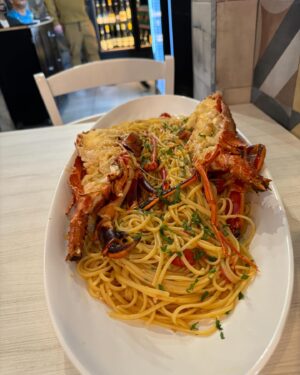 Leonardo Cecchi Instagram - Napoli & Bologna ✨🍝
.
.
.
#travel #italy #food #travelfood #couple