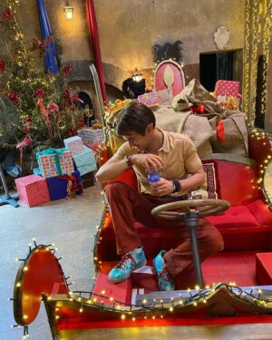 Leonardo Cecchi Instagram - “La Fabbrica del Natale” Is finally out on @primevideoit 
We had such a blast shooting this movie and I cannot wait for you all to see it ✨🎄 Merry Christmas to all and Happy Holidays ♥️✨

I got to work with so many amazing people, a stellar cast, such a supportive crew, and a special thanks goes to @cinquemanifrancesco for allowing me such creative freedom, while giving precise input when needed (see last video to see what I mean 😂🙏🏼)