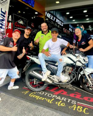 Leonardo Oliveira Instagram - Aquela visita na @galpaomotoparts pra da uma revisada monstra na moto do coroa 😎

#galpaosalvou #leonardooliveira #curte #compartilhe