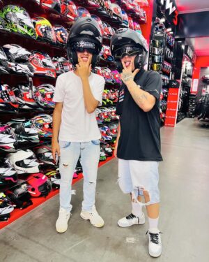 Leonardo Oliveira Instagram - Aquela visita na @galpaomotoparts pra da uma revisada monstra na moto do coroa 😎

#galpaosalvou #leonardooliveira #curte #compartilhe