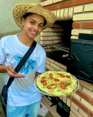 Leonardo Oliveira Instagram - Segundou diferente , com essa pizza de massa de brócolis feita no meu forno a lenha da @piruchurrasqueiras que deixa o sabor mais real possível 😋 

#pirufornosefurrasqueiras #leonardooliveira #curte #compartilhe