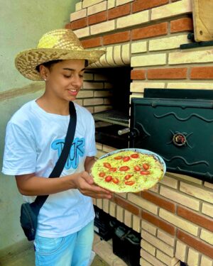 Leonardo Oliveira Instagram - Segundou diferente , com essa pizza de massa de brócolis feita no meu forno a lenha da @piruchurrasqueiras que deixa o sabor mais real possível 😋 

#pirufornosefurrasqueiras #leonardooliveira #curte #compartilhe
