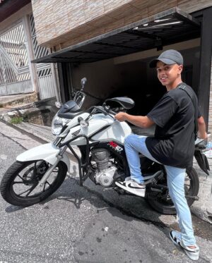 Leonardo Oliveira Instagram - Ela 😍🏍️🍀 ou 13k qual vc iria escolher ? Link na bio