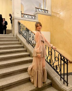Leonie Brill Instagram - keeping it casual 🩶
Danke für den tollen Abend, beim Bayerischen Filmpreis 2024! @agenturscenario 
Danke für das unfassbare Kleid @helenegalwas_official 
Danke wie immer @stiljaeger_pr 
Danke für die Content Session @nelekiper ❤️
________________________
#filmpreis #bayerischerfilmpreis #munich #dress #nightout #gala #gown #helenegalwas #style #aboutlastnight