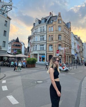 Leonie Brill Instagram - freie Tage sind die besseren Freitage - vor allem wenn man sie mit @lizatzschirner durch die Stadt schlendernd und über ALLES redend verbringt 🖤
________________________
#dayoff #köln #liebe