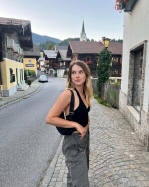 Leonie Brill Instagram - Kurzurlaub, beste. 🖤
______________________
#aboutlastnight #ootd #goldegg #austria #view #vacay #mood #outfit #style #look #derseehof