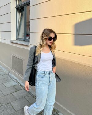 Leonie Brill Instagram - Da war noch kein Fleck auf dem weißen Shirt. Und dann kam die 205 (Curry mit Ente).
@mariavmeta 🖤
____________________
#ootd #streetstyle #whiteshirt #curry #fleckvieh #walk #sundowner #goldenhour #westend #muc #sunnies #style #blonde #outfit #outfitinspo