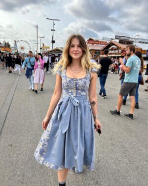 Leonie Brill Instagram - So jung kemma nimma zam. 🥨
Danke für das wunderschöne Dirndl, @trachtlerin 💠🩵
________________________
#wiesn #dirndl #munich #werbung