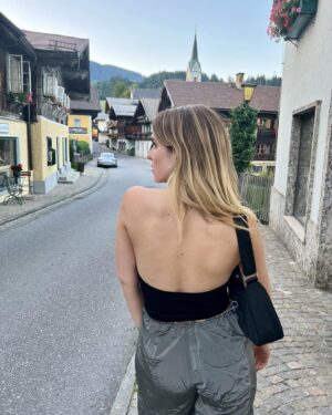 Leonie Brill Instagram - Kurzurlaub, beste. 🖤
______________________
#aboutlastnight #ootd #goldegg #austria #view #vacay #mood #outfit #style #look #derseehof