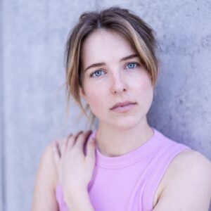 Leonie Brill Instagram - mein Blick, wenn ich darüber nachdenke, welche Pizza ich mir heute Abend bestelle 🍕
eingefangen von @leamahlerphotography 🫶🏼
_________________________
#portrait #actress #acting #portraitart #munich