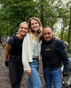 Leonie Brill Instagram - ABGEDREHT! 🎬
Das war es für mich bei @cobra11.rtl und es war soooo unfassbar toll. Hab jede Sekunde einfach nur geliebt! Freu mich jetzt schon auf den Film - das wird GEIL! 🚀
Danke an @piastutzenstein - sister from another mister und Legende @cobraeleven_erdogan und an das TOLLSTE Team!!! Hat sich wie zuhause angefühlt mit Euch! ❤️
Regie: Beste Männers @tozzafranco @der.katzmann 
Kamera: @marcusstotz @kitikitscha 
Und halt meine ganzen Herzblätters: @juliaclotten @britta_penkalla @isa.silverscream @annijanne @biancawinkel @angelikazitner @krbrsev und das ganze restliche HAMMER TEAM ❤️❤️❤️ Werde euch vermissen! 
Casting: @anjadihrberg_casting 
@agenturscenario @action_concept 
_______________________
#wrap #abgedreht #newproject #actress #alarmfürcobra11 #newmovie #alldone #acting #action #behindthescenes #love #lovemyjob