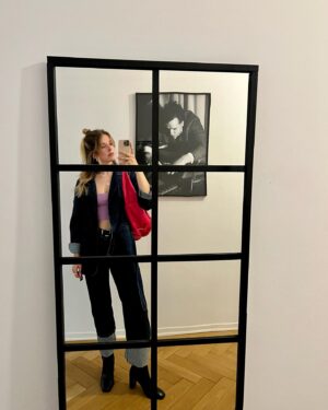 Leonie Brill Instagram - @filmfestmunich recap calling!
DANKE für diese unfassbar aufregende, lustige, inspirierende und intensive Woche. So tolle Menschen wieder getroffen und kennengelernt, so schöner ehrlicher Austausch und sooo viel Hunger auf die Zukunft - das war schön!!!
Highlight war natürlich die Premiere von GUTE FREUNDE, die Serie zum Aufstieg des FC Bayern, die im November rauskommt 🥹
Für mich war es diesmal auch wirklich ganz besonders schön, da ich von @stiljaeger_pr und @stellinski komplett ausgestattet wurde mit den schönsten Looks, die ich mir hätte vorstellen können… DANKE dafür!!! 
Und am Schluss das Wichtigste: Danke an alle wunderbaren Frauen von @agenturscenario, die mich so toll unterstützen und auf diesem Abenteuer begleiten - ihr seid die Besten!!! ❤️
Pic by @larsnitsch bei ZAMSITZN. Das war so toll!!!
________________________
Werbung wegen Verlinkungen
#ffmuc #filmfest #filmfestmünchen #throwback #hello #phone #portrait #actress #tv #munich #redcarpet #looks #styling #inlove