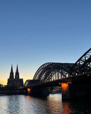 Leonie Brill Instagram - Hier könnte ihre Werbung stehen. 🖤 #köln