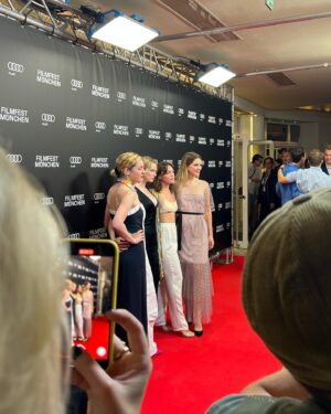 Leonie Brill Instagram - about last night: gestern durften wir auf dem @filmfestmunich die Weltpremiere von GUTE FREUNDE - Der Aufstieg des FC Bayern mit den ersten drei Folgen feiern. Es war so eine Ehre und so ein wundervoller, besonderer Abend! 
Danke, @rtlplus und @ufa_production für dieses unheimlich tolle Projekt und Eure Unterstützung! Danke an @ninahauncasting für diesen grandiosen Cast! Danke an @david_dietl für die Wahnsinn tolle Regie und meine Kollegen und Kolleginnen - es war mir ein Fest!!! 🖤
___________________________
#aboutlastnight #premiere #gutefreunde #fcbayern #actress #ffmuc #filmfestmünchen #werbungwegenverlinkung