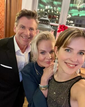 Leonie Brill Instagram - About last night 🪩🖤 auf der Spendengala des @muenchner_herz. Vielen Dank für den tollen Abend, es war eine reine Freude!
Look by @stiljaeger_pr 
Rock @helenegalwas_official 
Sparkly Top @etam 
Mit @agenturscenario & @phoeberocchi 🖤
___________________________
#ad #aboutlastnight #nightout #spendengala #muenchnerherz #gala #dress #sparkle #ootd
