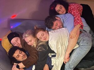 Leonie Wesselow Instagram - Dieses Projekt. Diese Menschen. Liebe. 
„Ich dich auch“ Staffel 3 ist abgedreht ❤️ DANKE an Alle für diese schöne Zeit!! Ihr könnt euch auf so viel freuen bei IDA 3 @zdfneo SOON 

@meriel_hinsching @svendbuehler @rojan.juan @daniel_zillmann #nagmehalaei 
@jchnwgnd @johannes.schroeder.internet @isabella_beyer @janinehohmann_artist @modernvikingcgn @marenhgb @singwersen @nadinewrietz @tamygotchi @ilka.zieht.an 
lenaliebkind @strachemanon @rolf__berg@charlotte_bohning @tashakimberly @simonstaeblein 
@ferdi_oezten @malcolmhenryofficial @melodie_dinah chris.
 michaelhinske @jimhofacker @tinaseydel
@marenhgb @leoaderhold 

@agenturabovetheline 🤍