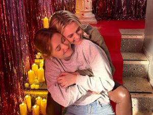 Leonie Wesselow Instagram - Dieses Projekt. Diese Menschen. Liebe. 
„Ich dich auch“ Staffel 3 ist abgedreht ❤️ DANKE an Alle für diese schöne Zeit!! Ihr könnt euch auf so viel freuen bei IDA 3 @zdfneo SOON 

@meriel_hinsching @svendbuehler @rojan.juan @daniel_zillmann #nagmehalaei 
@jchnwgnd @johannes.schroeder.internet @isabella_beyer @janinehohmann_artist @modernvikingcgn @marenhgb @singwersen @nadinewrietz @tamygotchi @ilka.zieht.an 
lenaliebkind @strachemanon @rolf__berg@charlotte_bohning @tashakimberly @simonstaeblein 
@ferdi_oezten @malcolmhenryofficial @melodie_dinah chris.
 michaelhinske @jimhofacker @tinaseydel
@marenhgb @leoaderhold 

@agenturabovetheline 🤍