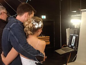 Leonie Wesselow Instagram - Dieses Projekt. Diese Menschen. Liebe. 
„Ich dich auch“ Staffel 3 ist abgedreht ❤️ DANKE an Alle für diese schöne Zeit!! Ihr könnt euch auf so viel freuen bei IDA 3 @zdfneo SOON 

@meriel_hinsching @svendbuehler @rojan.juan @daniel_zillmann #nagmehalaei 
@jchnwgnd @johannes.schroeder.internet @isabella_beyer @janinehohmann_artist @modernvikingcgn @marenhgb @singwersen @nadinewrietz @tamygotchi @ilka.zieht.an 
lenaliebkind @strachemanon @rolf__berg@charlotte_bohning @tashakimberly @simonstaeblein 
@ferdi_oezten @malcolmhenryofficial @melodie_dinah chris.
 michaelhinske @jimhofacker @tinaseydel
@marenhgb @leoaderhold 

@agenturabovetheline 🤍