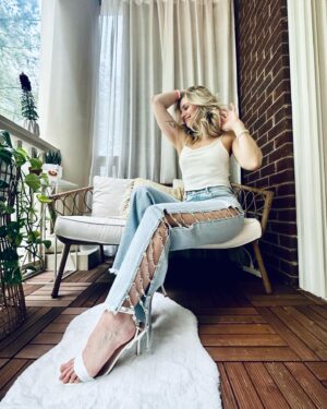 Lesa Wilson Instagram - another trip around the sun 💫 #grateful #birthday #friends #love