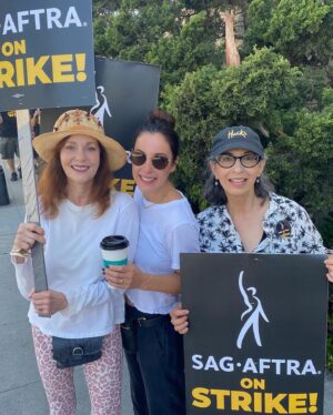 Lesley Ann Warren Instagram - Warner’s Picket Monday! So great to reunite with my cast mates @lindsaysloaneyup, @rainnwilson and our director@thommharp and then to see the magical @roseabdoo !!
Standing strong my buddies!!