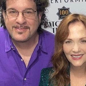 Lesley Ann Warren Instagram - A fabulous, fun night!! Thank you @standrman for everything! Love you 🤗 and thank you @patchoguetheatre and all your wonderful backstage folks!