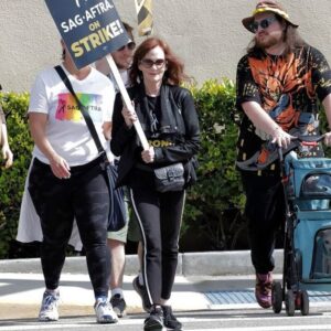 Lesley Ann Warren Instagram - A fabulous day @wbpictures with my deeply committed colleagues! I am so proud to stand in solidarity with you for @sagaftra UNITED!