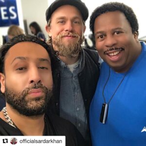 Leslie David Baker Instagram - #Repost @officialsardarkhan 
When Charming meets Scranton. Had a blast hanging with my brothers #CharlieHunnam and @thelesliedavidbaker at and after the @motorcitycomiccon ... good times as always... can’t wait til next one! (Only copy we have of this picture got that filter making us look like our make up on fleek 😂🤦🏽‍♂️) #Havenotz #ThisIsMe #LosAngeles #SonsOfAnarchy #TheOffice #Charming #Scranton #Actor #ComicCon #Marvel #DunderMifflin #HipHop #Rap #HarleyDavidson #Soa