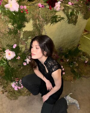 Leslie Medina Instagram - Mon nouvel EP « Les lotus poussent dans la boue » est disponible partout 🪷🪷🪷 merci à toutes les personnes qui m’ont aidé à le façonner et à l’accompagner: @francois_henri_ @jeancastelmusic @benoit_flry Marlon B @mathieubameulle @etendard_mgmt @thibault_dlp @thea.adg @idol.io @mazetterp @livenationfr 🫶

merci @youtubemusic d’avoir soutenue cette soirée de release, merci @lacaserneparis @maevabessis de nous avoir reçus, merci @simonelanemone d’avoir décorer ce piano 🩷✨

j’ai hâte de recevoir vos retours sur ces nouvelles chansons, merci à vous pour le soutien grandissant, je vous sens avec moi dans chaque pas 🪷