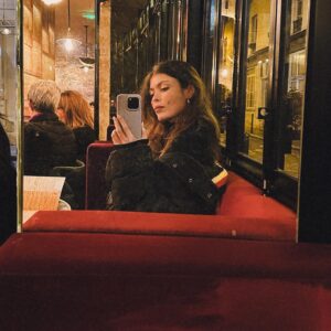 Leslie Medina Instagram - 1. Première fois sur la scène du Trianon aux côtés de @lordesperanza 🌊
2. @tibaut_chouara a immortalisé la beauté de ces bottes @bashparis 🎄
3. 🍕 🤳 
4. nouvelle thérapie 
5. les copains 🎺 
6. Session live avec @le_fair 🔜