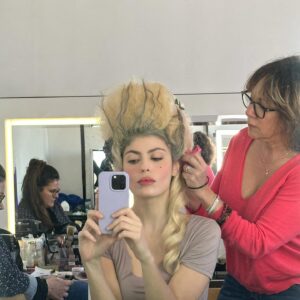 Leslie Medina Instagram - FIASCO disponible sur @netflixfr ❤️

Merci @igorgotesman et @pierreniney pour la plus belle de mes aventures d’actrice, quelle joie d’avoir été votre Ingrid ✨

Bravo à toute l’équipe, à mes camarades @francoiscivilofficiel @pascaldemolonofficiel @geraldinenakach @louisecoldefy @juliette.gasquet @vincentcassel