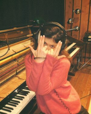 Leslie Medina Instagram - joyeux moisiversaire « Les lotus poussent dans la boue » 🎂 merci pour l’amour que vous lui donnez depuis sa sortie, merci de le faire grandir, de le partager autour de vous, je vous vois 🥲
la Lotus Live Session est maintenant disponible dans sa full version sur yt !! 🪷