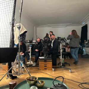 Leslie Medina Instagram - FIASCO disponible sur @netflixfr ❤️

Merci @igorgotesman et @pierreniney pour la plus belle de mes aventures d’actrice, quelle joie d’avoir été votre Ingrid ✨

Bravo à toute l’équipe, à mes camarades @francoiscivilofficiel @pascaldemolonofficiel @geraldinenakach @louisecoldefy @juliette.gasquet @vincentcassel