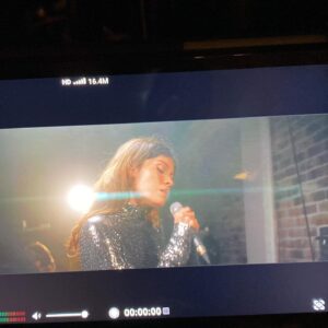 Leslie Medina Instagram - 1. Première fois sur la scène du Trianon aux côtés de @lordesperanza 🌊
2. @tibaut_chouara a immortalisé la beauté de ces bottes @bashparis 🎄
3. 🍕 🤳 
4. nouvelle thérapie 
5. les copains 🎺 
6. Session live avec @le_fair 🔜