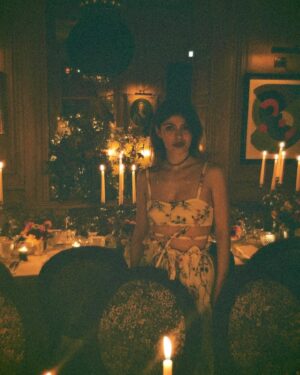 Leslie Medina Instagram - merci @dior de m’avoir invitée à chanter hier soir, entourée de bougies, instant suspendu ✨ 

📸 @valentinlecron 💇‍♀️ @jeremyg_hairstylist
