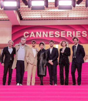 Leslie Medina Instagram - je redescends à peine de ce nuage 
mille mercis pour l’accueil @canneseries 🩷

tellement heureuse d’être à vos côtés @pierreniney @francoiscivilofficiel @igorgotesman @geraldinenakach @louisecoldefy @pascaldemolonofficiel @jeromecendron pour vivre ces moments fous

FIASCO le 30 avril sur @netflixfr réalisée par le boss @igorgotesman ❤️ 
PS: sur la 4, un extrait du générique de la série (et devinez qui chante ?🙃)