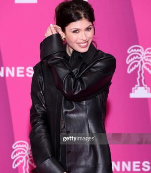 Leslie Medina Instagram - je redescends à peine de ce nuage 
mille mercis pour l’accueil @canneseries 🩷

tellement heureuse d’être à vos côtés @pierreniney @francoiscivilofficiel @igorgotesman @geraldinenakach @louisecoldefy @pascaldemolonofficiel @jeromecendron pour vivre ces moments fous

FIASCO le 30 avril sur @netflixfr réalisée par le boss @igorgotesman ❤️ 
PS: sur la 4, un extrait du générique de la série (et devinez qui chante ?🙃)