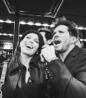 Leslie Medina Instagram - je redescends à peine de ce nuage 
mille mercis pour l’accueil @canneseries 🩷

tellement heureuse d’être à vos côtés @pierreniney @francoiscivilofficiel @igorgotesman @geraldinenakach @louisecoldefy @pascaldemolonofficiel @jeromecendron pour vivre ces moments fous

FIASCO le 30 avril sur @netflixfr réalisée par le boss @igorgotesman ❤️ 
PS: sur la 4, un extrait du générique de la série (et devinez qui chante ?🙃)