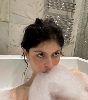 Leslie Medina Instagram - je redescends à peine de ce nuage 
mille mercis pour l’accueil @canneseries 🩷

tellement heureuse d’être à vos côtés @pierreniney @francoiscivilofficiel @igorgotesman @geraldinenakach @louisecoldefy @pascaldemolonofficiel @jeromecendron pour vivre ces moments fous

FIASCO le 30 avril sur @netflixfr réalisée par le boss @igorgotesman ❤️ 
PS: sur la 4, un extrait du générique de la série (et devinez qui chante ?🙃)