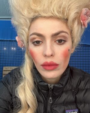 Leslie Medina Instagram - la dernière c cadeau 
Au maquillage et à la coiffure sur le tournage, c’était:  Laura Ozier et @sophieasse 🩷
FIASCO toujours numéro 1 sur @netflixfr !!
merci pour tous vos messages 🫂🫂🫂