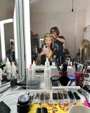 Leslie Medina Instagram - la dernière c cadeau 
Au maquillage et à la coiffure sur le tournage, c’était:  Laura Ozier et @sophieasse 🩷
FIASCO toujours numéro 1 sur @netflixfr !!
merci pour tous vos messages 🫂🫂🫂
