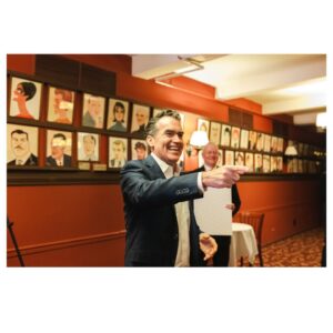 Leslie Odom Jr. Instagram - A new portrait went up on the wall at @sardisnyc last week 

Friends and loved ones showed up and said such wonderful and wonderfully embarrassing things. 

It was almost too much for me to take in. Almost. 🫶🏾🥹